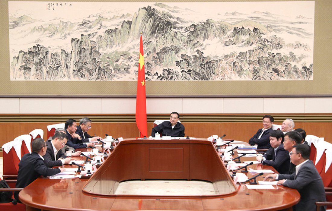 2019年11月12日，明升国际股份董事长温志芬等企业家代表出席经济形势专家和企业家座谈会并发言。